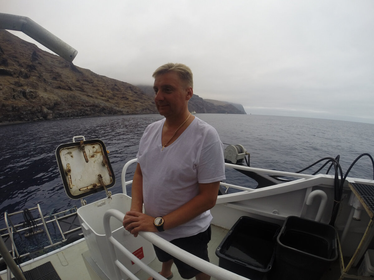 На борту судна, раннее утро.