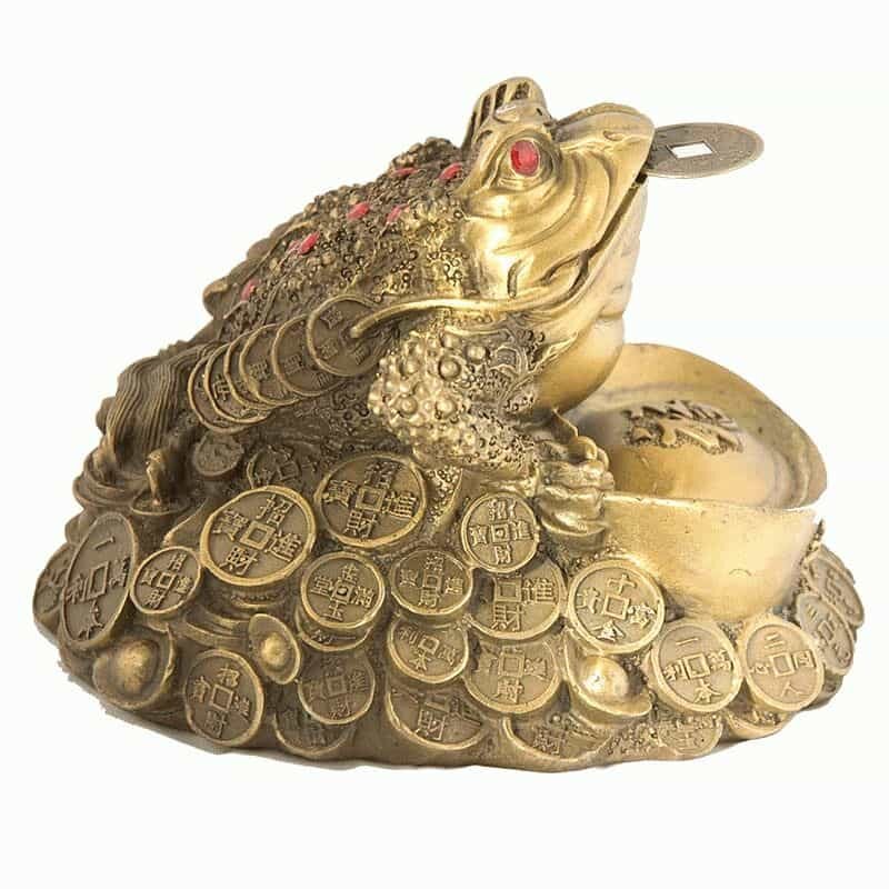 Бумажный. Возьмите лист красной бумаги. Согните его, отступив при этом по паре сантиметров от краев. Оставшуюся часть бумаги согните пополам. По сторонам склейте с помощью двухстороннего скотча. На полученном конверте следует нарисовать любой знак богатства. Регулярно добавляйте денег в этот талисман, но ни в коем случае не начинайте тратить их!