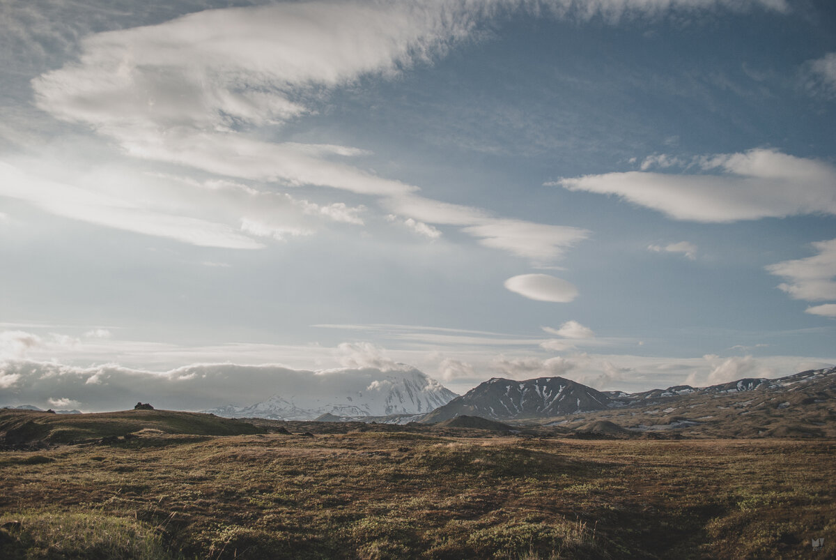 Вулкан Овальная Зимина (за облаками), гора Поворотная.