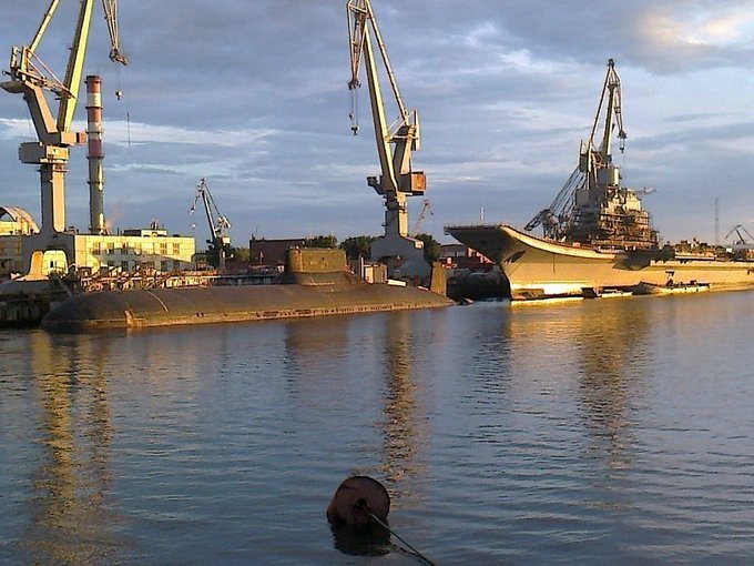 Фотография позволяет оценить размеры лодок проекта Акула. Фото: twitter.com/Capt_Navy