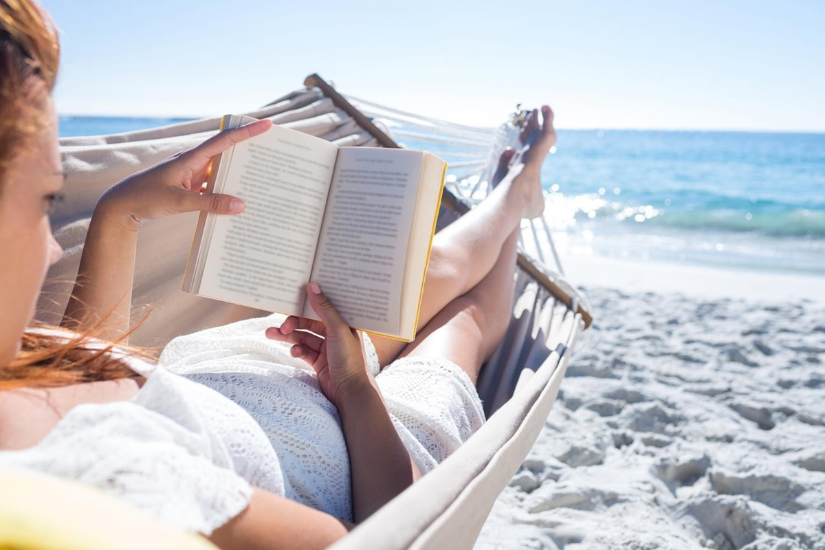 Чтение на пляже. Лето с книгой. Девушка отдыхает. Лето отпуск.