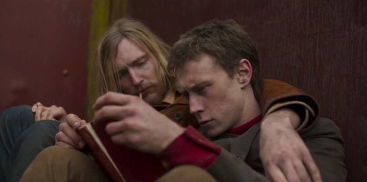 забавное дело - главгерой изо всех сил строит из себя мегамужественного чувака, но вот собственные наклонности его совершенно при этом не смущают