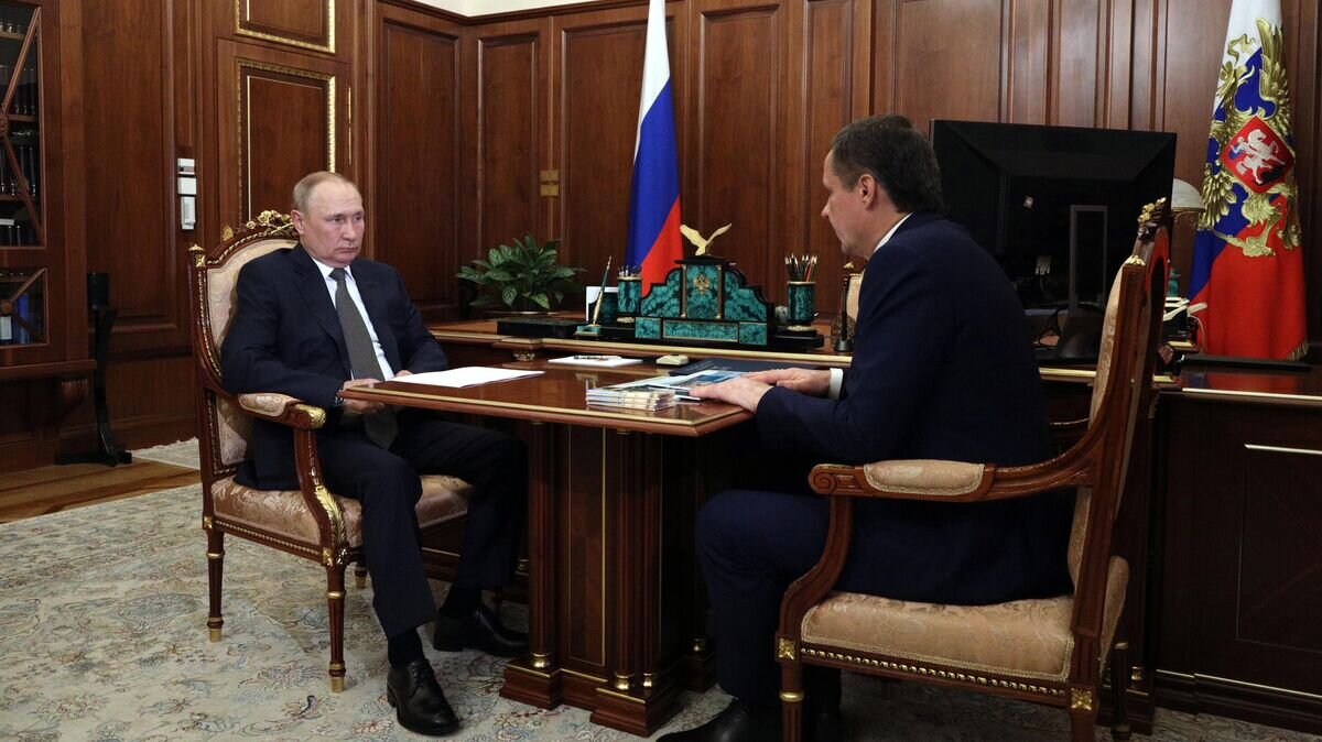     Президент РФ Владимир Путин и губернатор Белгородской области Вячеслав Гладков во время встречи© РИА Новости / Михаил Климентьев