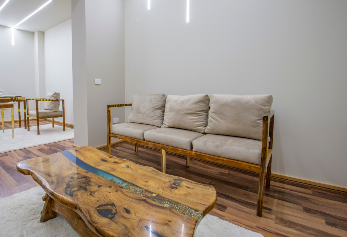 Мебель на низких ножках или подставке используется как элемент декора в гостиных, спальнях и коридоре (Фото: Shutterstock) 