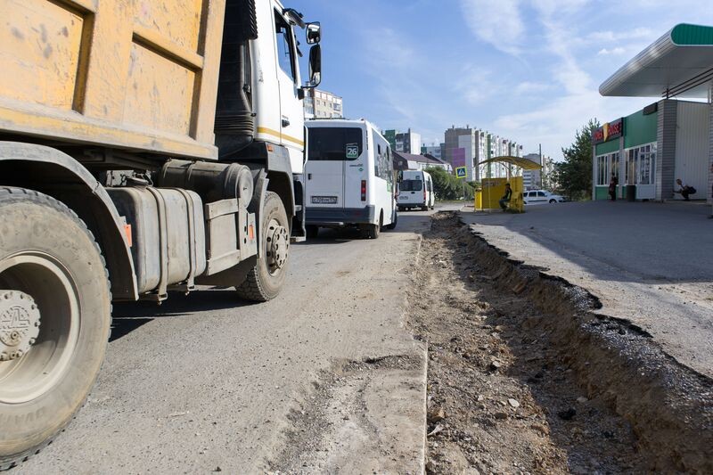 Работы на магистралях начали с демонтажа бордюрного камня, а завершат нанесением разметки