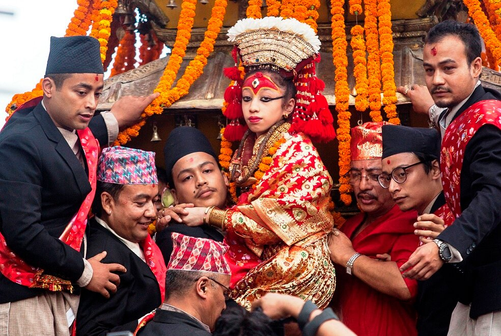 Иметь много мужей. Дельфийская полиандрия. Тибетцы свадьба полиандрия. Полиандрия в Непале. Полиандрия в Тибете.