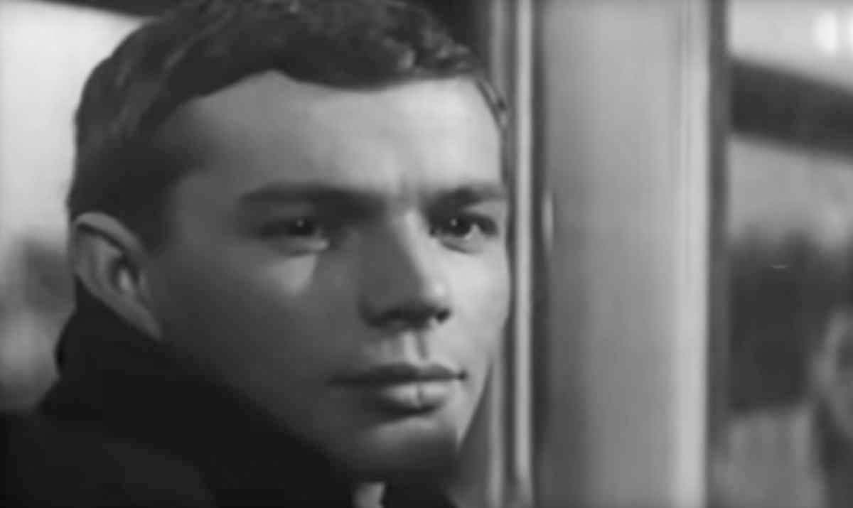 Кадр из фильма "Утренние поезда". Лев Прыгунов в роли Севы