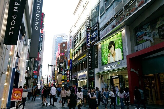 Уже давно Южная Корея позиционирует себя как страна моды и стиля. Туристы со всего мира стекаются в её столицу не только для знакомства с достопримечательностями, но и для грандиозного шоппинга.