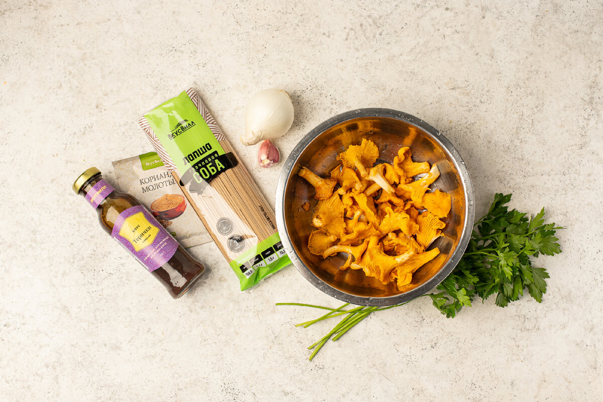 
Ингредиенты на 2 порции:

— лапша гречневая (соба) 200 г
— лисички 200 г
— лук белый 1 шт.
— чеснок 1 зубчик
— соус Терияки 2 ст. ложки
— кориандр молотый щепотка
— петрушка пучок
— масло растительное 2 ч. ложки