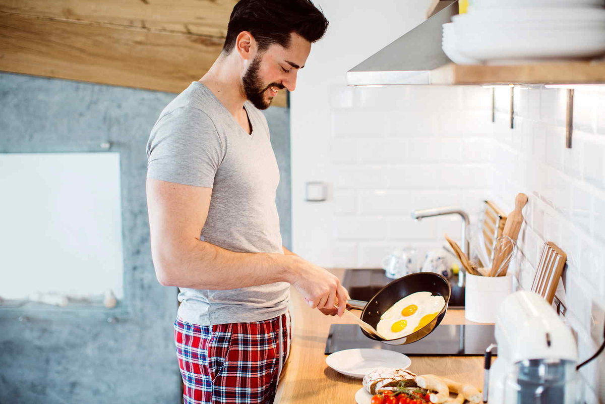 Traditional jobs. Мужчина на кухне. Парень готовит. Мужчина готовит на кухне. Мужчина завтракает.