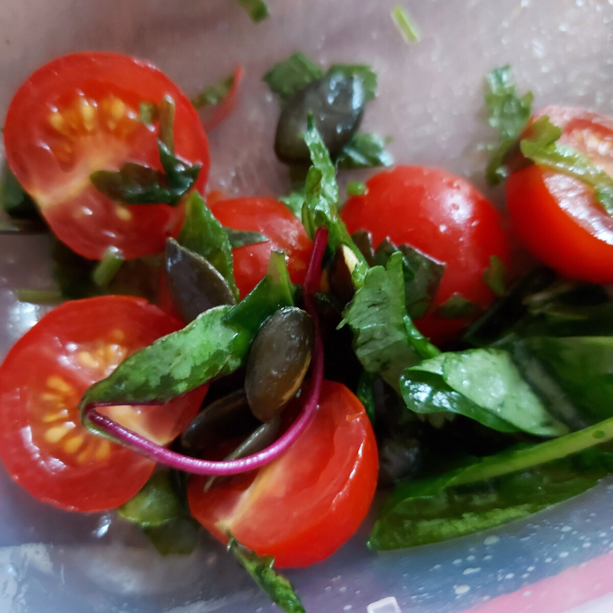 Лучший способ употребления растительных масел - это добавление их в салаты