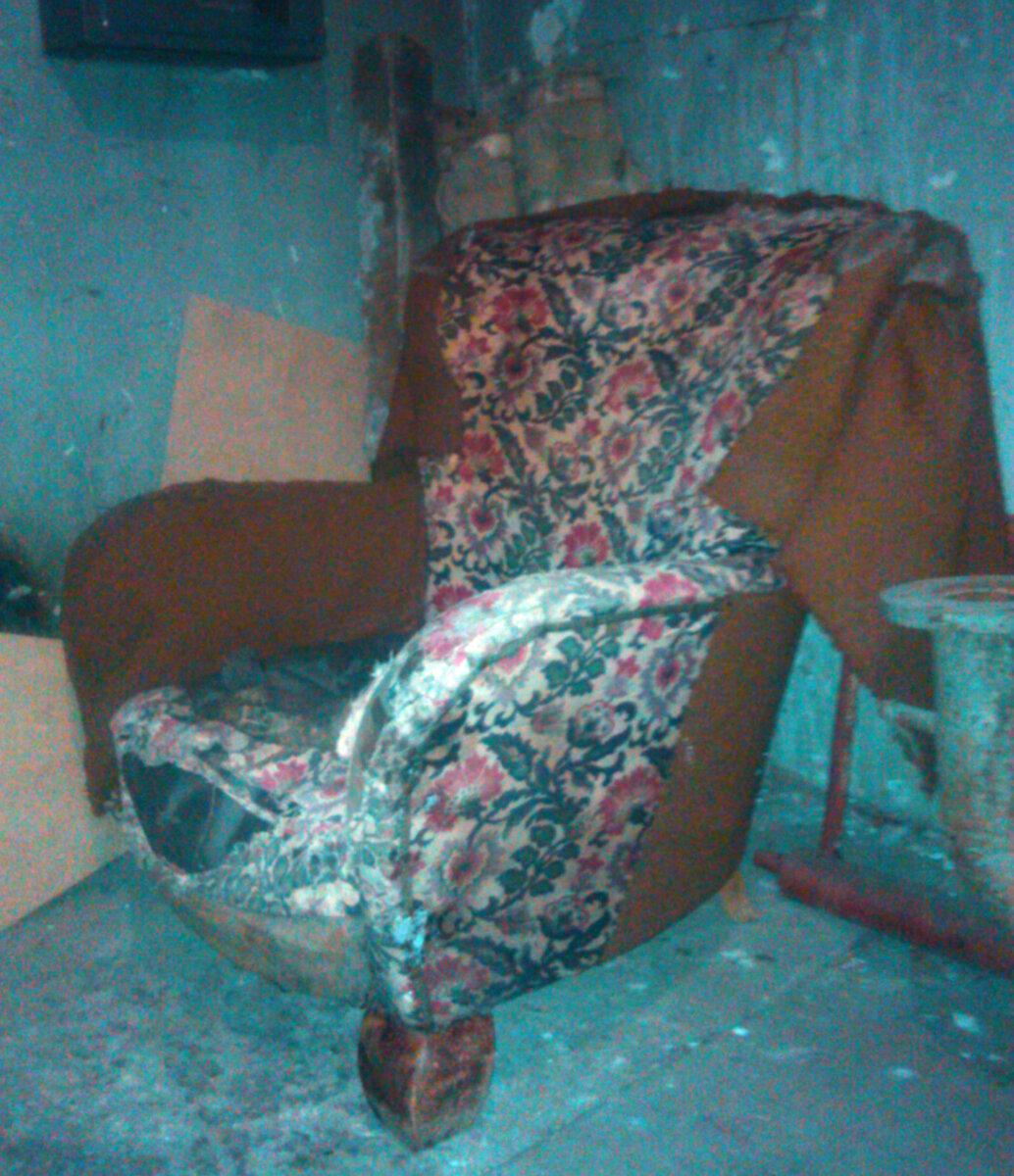 Оно почти сгинуло на свалке ненужных театральных декараций