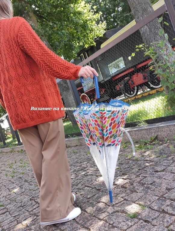 Стильный кардиган на осень. Фото автора канала в Яндекс-Дзен "Хобби (вязание спицами) и другие развлечения".