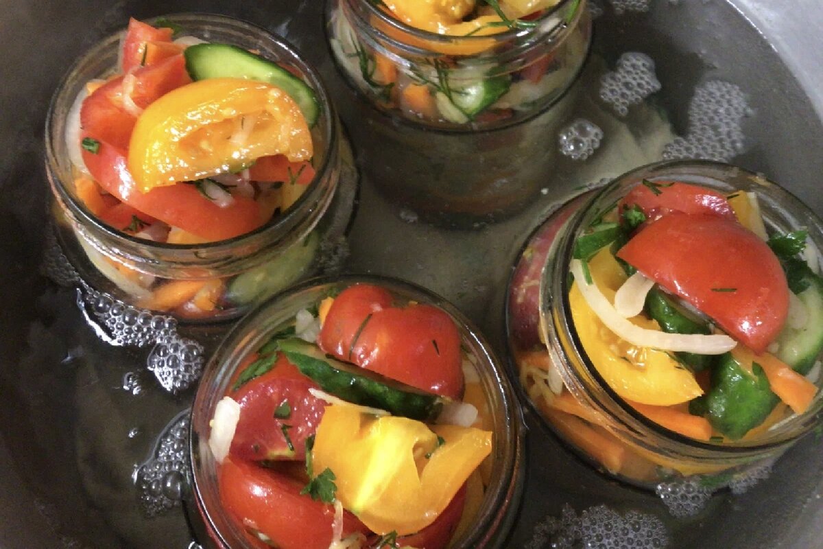 салат ассорти на зиму. стерилизовать банки в кастрюле с водой. стерилизация салатов на зиму в банках. салаты в банках на зиму. стерилизация салатов на зиму в банках.