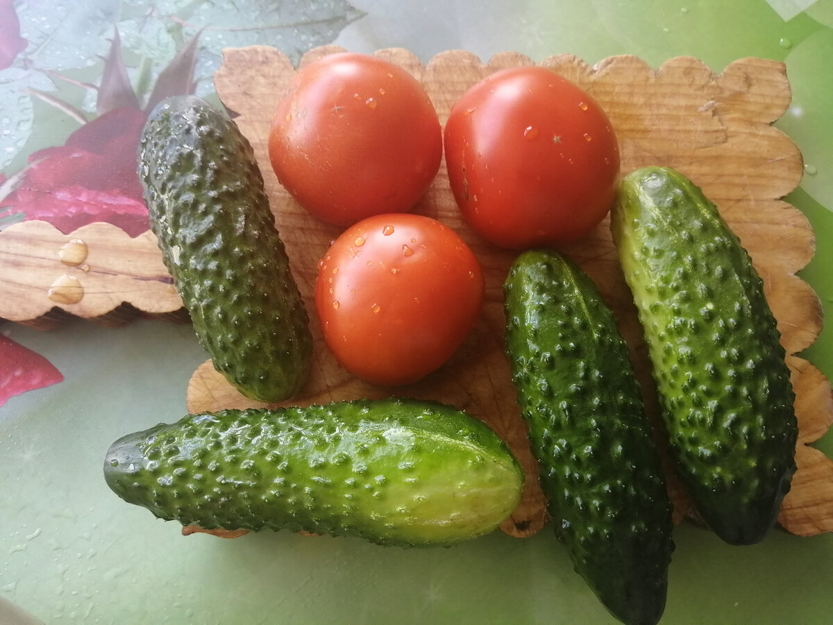 набор для салата, традиционный в летний период. особенно в августе.