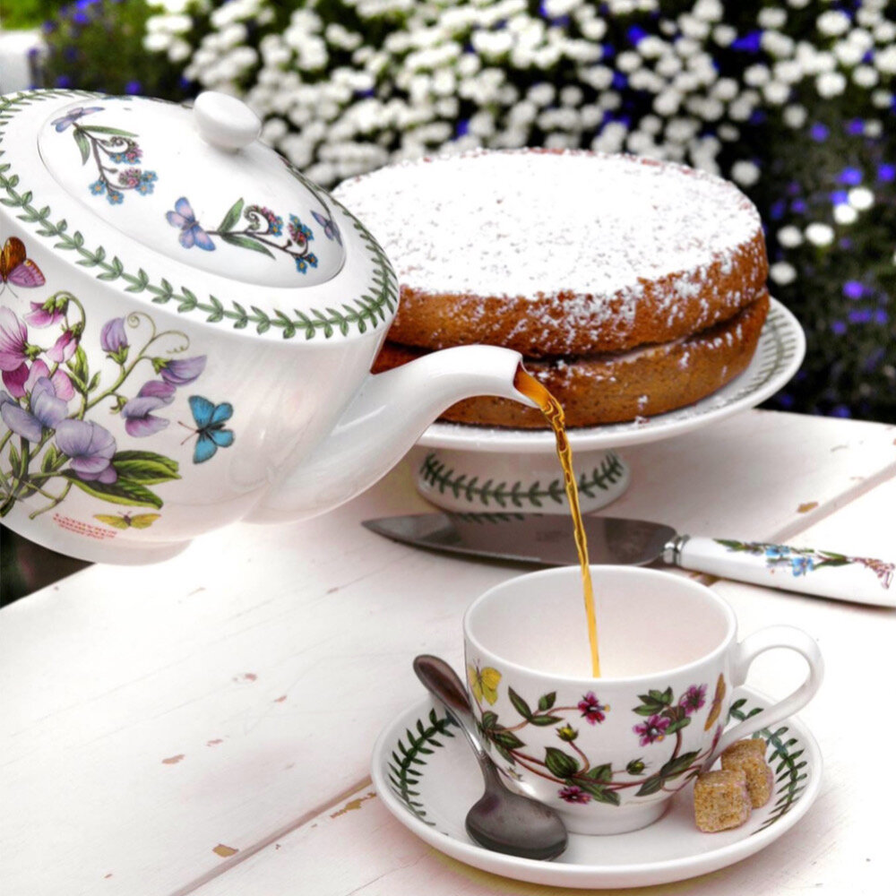 Для неторопливых бесед есть заварочные чайники, сахарницы и чайные пары.
А десерты к чаю можно подать на этажерке или в менажнице