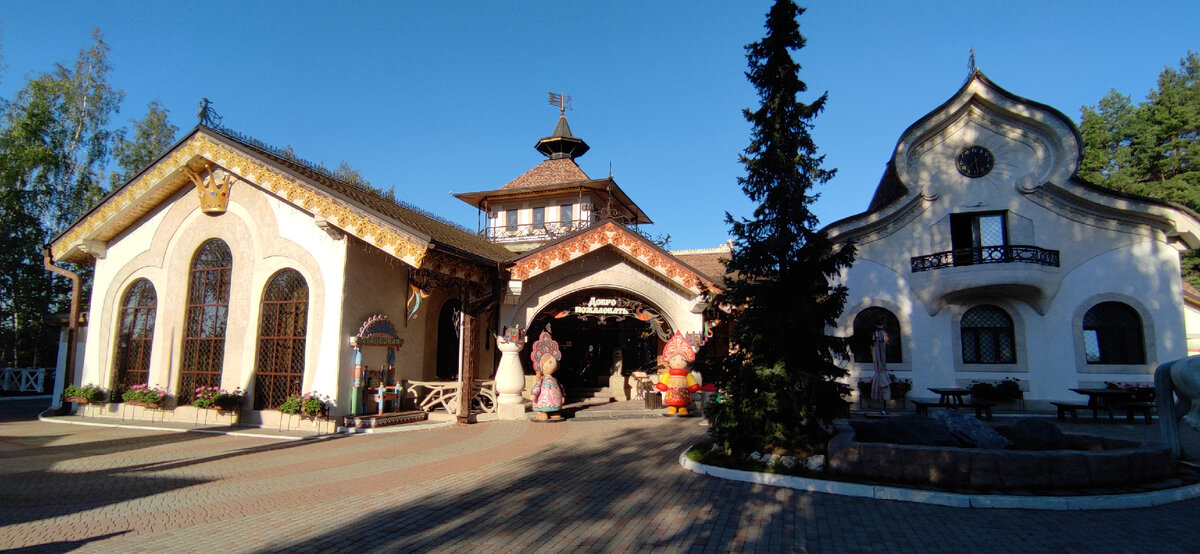 Территория РК начинается с ресторана. Возле него много фотозон, где можно сделать крутые фото