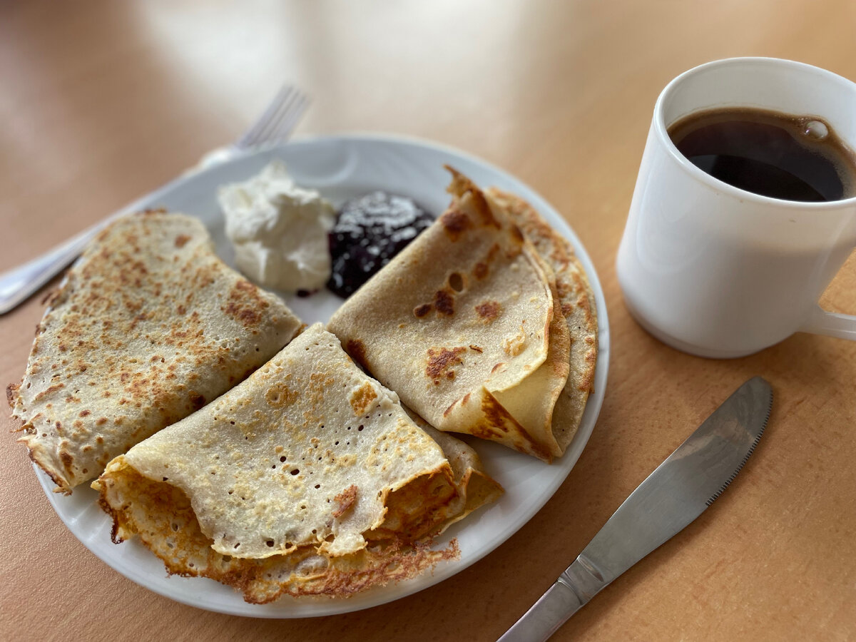 Блинчики из муки зелёной гречки со сметаной и вареньем