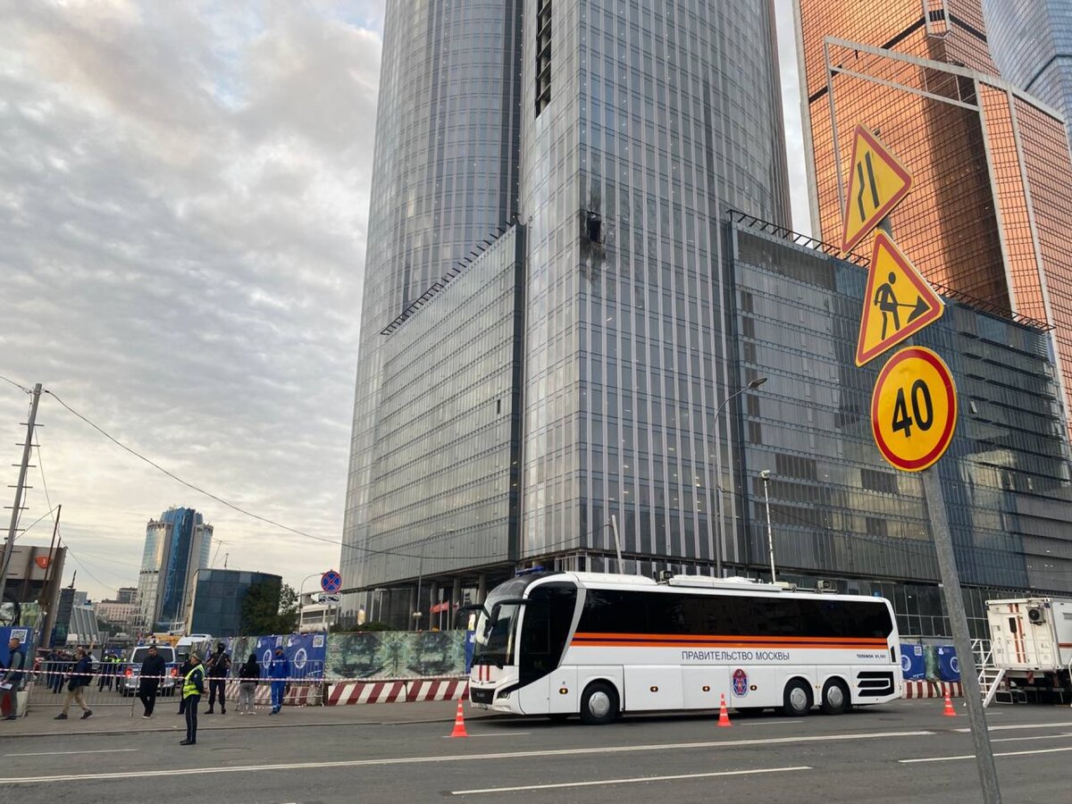 Украина атаковала объекты в Москве тремя дронами: два из них сбили силы ПВО в Можайском и Химкинском районах Подмосковья, один удалось подавить средствами РЭБ, он упал в районе комплекса "Москва-Сити"