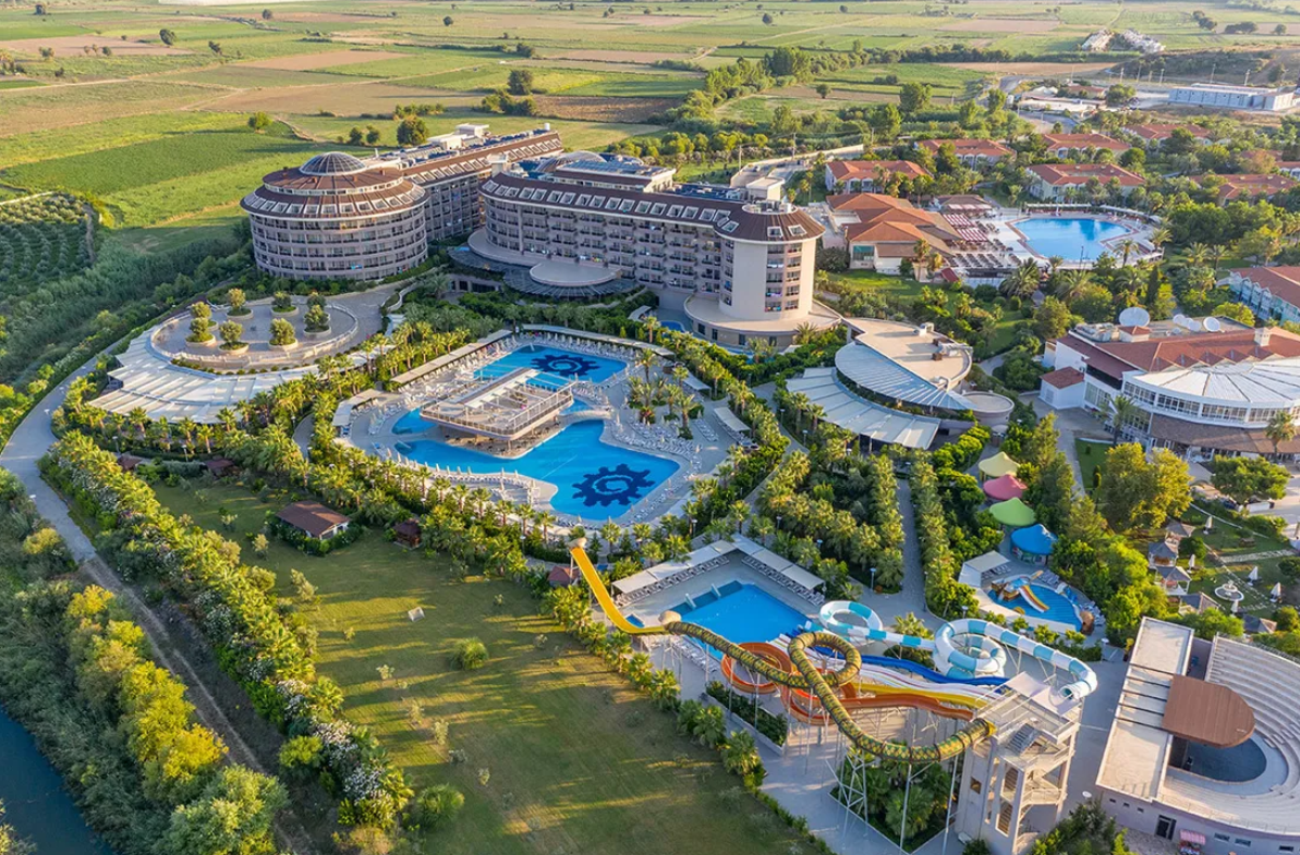 Отель Sunmelia Beach Resort & Spa 5* находится всего в 200 метрах от собственного песчано-галечного пляжа.