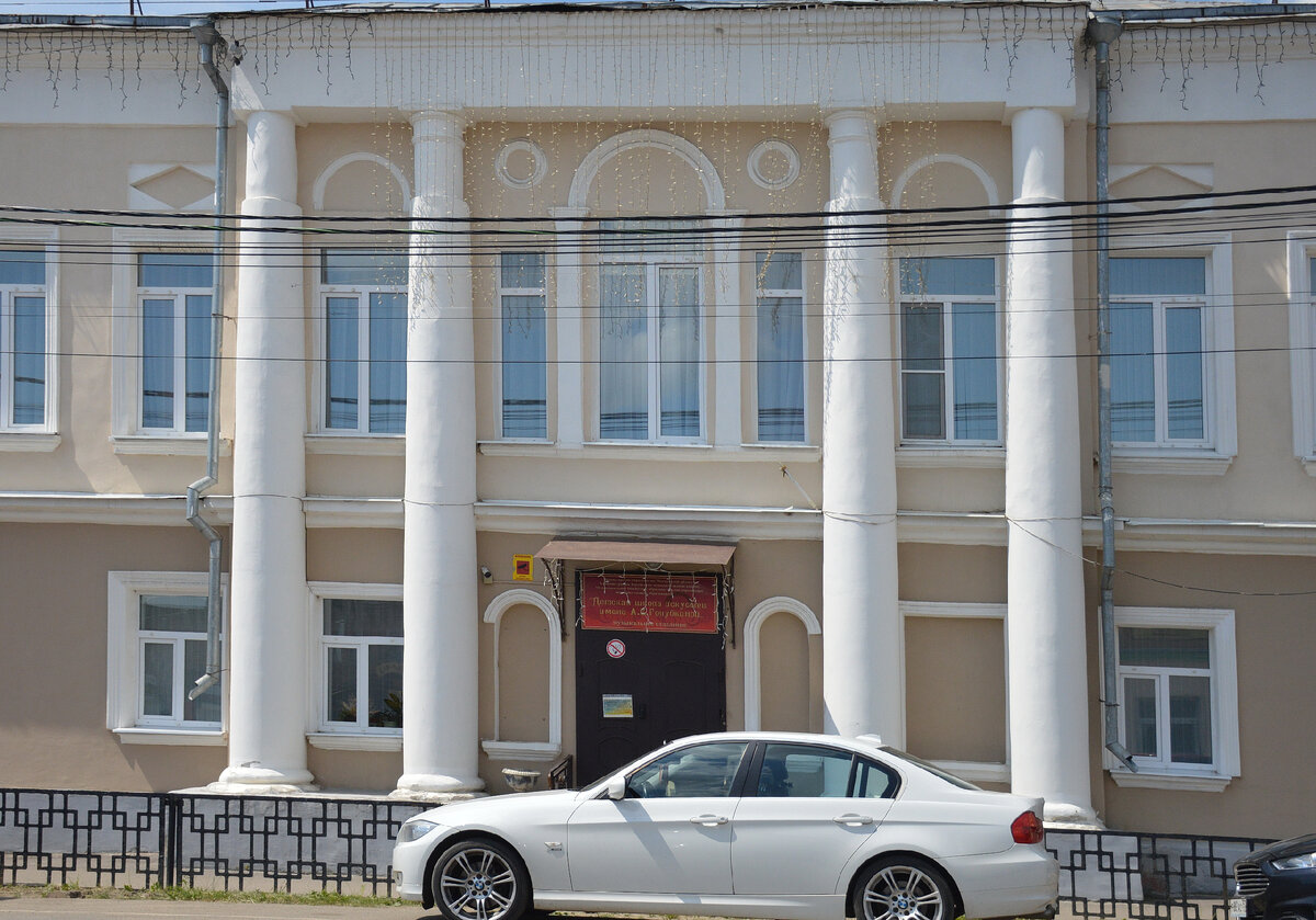 В действительности "жёлтый" дом не такой ядовито-жёлтый