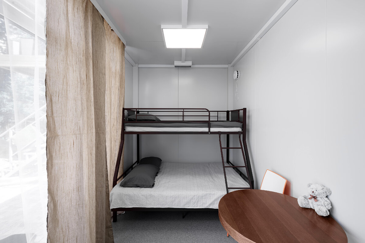 Модульный мини-отель в Боровске предлагает разные варианты расселения в зависимости от количества гостей – номер-контейнер для семьи с детьми, для путешествующих вдвоем и в одиночку.