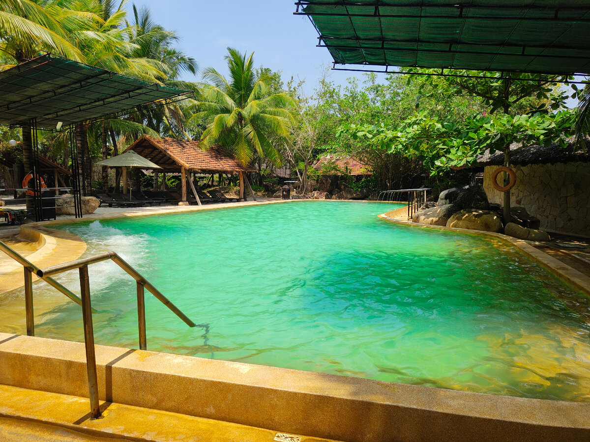 Бассейн с теплой и минеральной водичкой