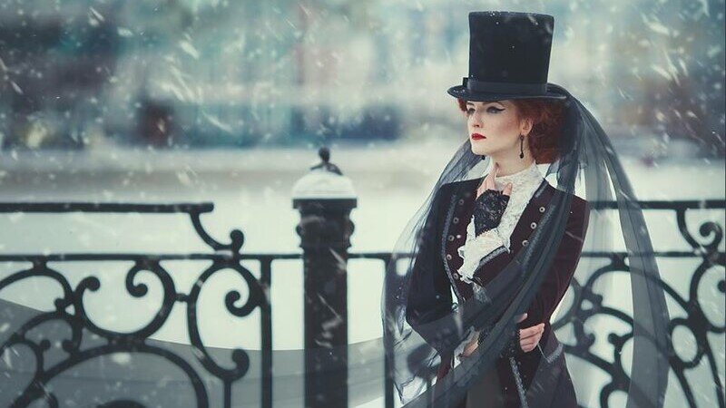 Драгоценный гороскоп на апрель 2023 года. Камень покровитель для знака Дева – Чёрная Шпинель. Видео о камне в подборке канала «Самоцветы». Фото художника Маргариты Каревой.