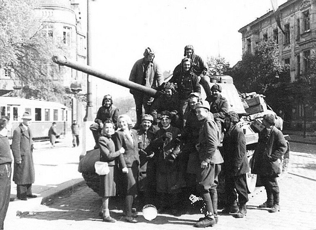 Советские войска на улице освобожденного города Вены. 1945 г.