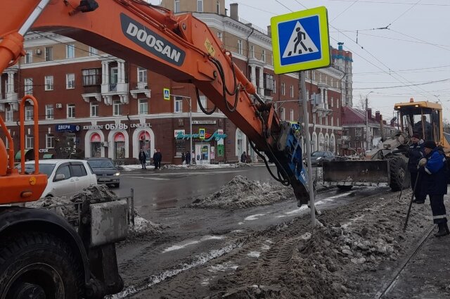    Порывов было много, поэтому работы вели одновременно на нескольких участках. Фото: Росводоканал Омск
