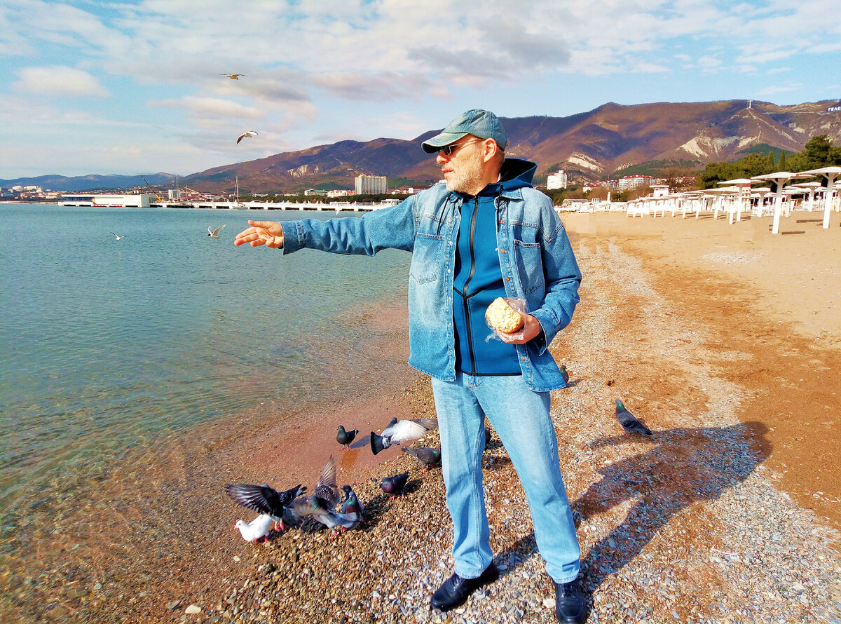 Автор рассказа и канала, Михаил Лекс. Геленджик, городской пляж. 