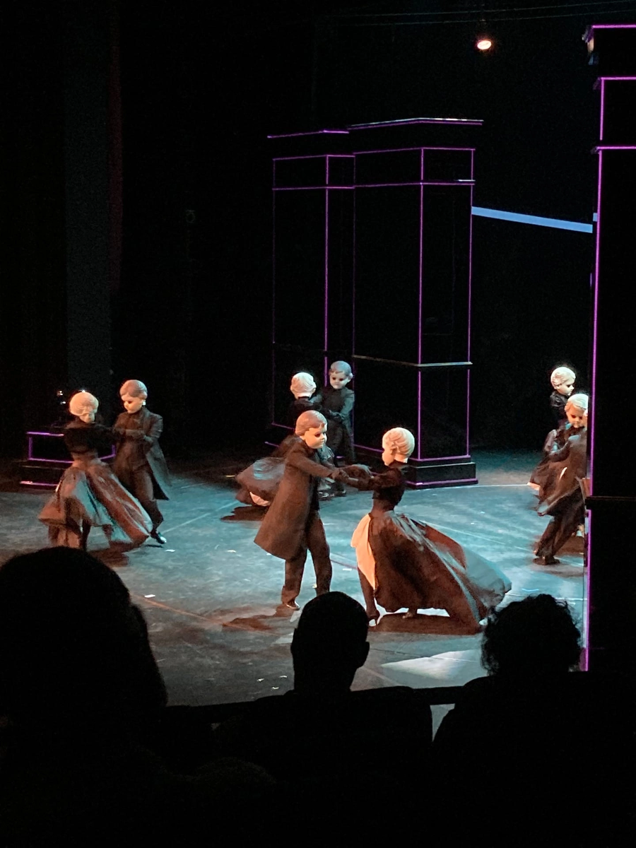 Театр сатиры. Не помню название постановки, но там играл Аверин в главной роли. И всё было без слов. Чисто на актерской игре и музыке.