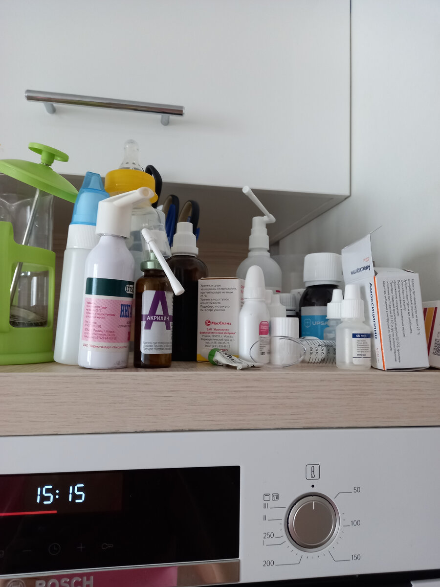 Полка на кухне в период болезни семьи. Фото автора.