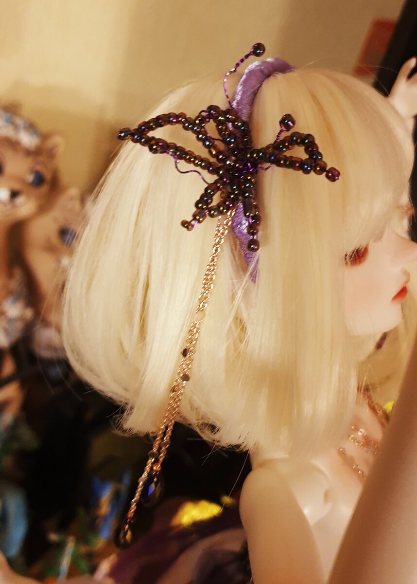 Парик на голове сидит достаточно туго, но для верности держится ещё и обручем.