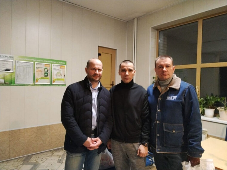    Громенко (слева) встретился с Беляковым (в центре) в госпитале в Москве