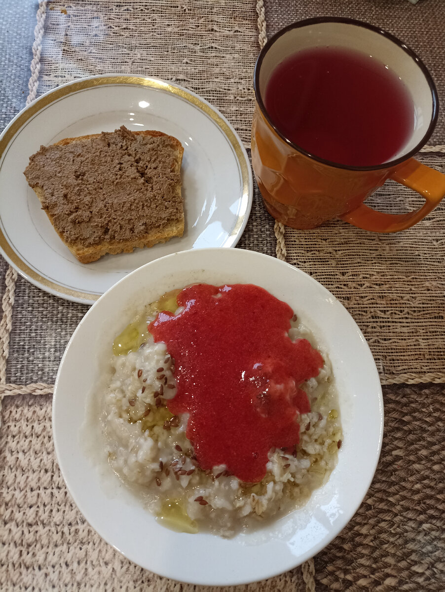 Овсяная каша с клубникой, хлеб с паштетом, компот. 
