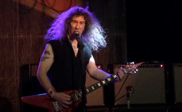 Филипп киркоров с фанатами. Выступаем под фонограмму. Валерий кипелов. Пение под фонограмму. Юмор про певцов.