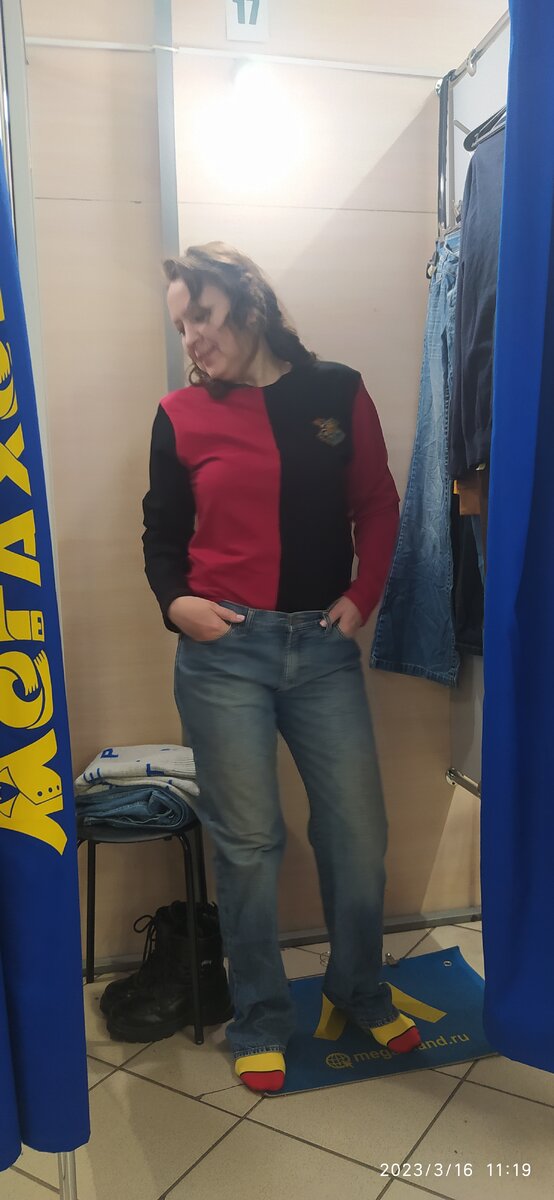 Хлопковый лонгслив. Мне тесноват. А вообще - не плох. На груди вышит герб Хоргварта.