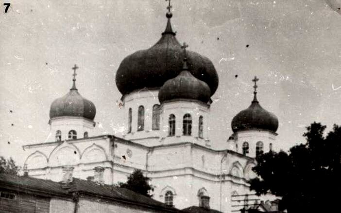 Успенский собор. Храм имел крестообразную форму, с пятью главами, среди которых средняя была самой крупной. 