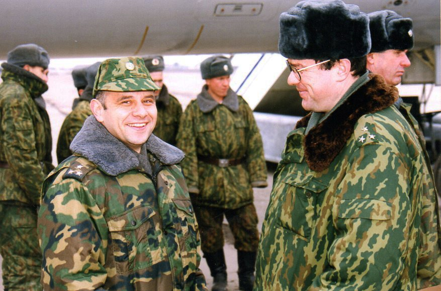 С полковником Анатолием Максимчуком мы понимали друг друга с полуслова. 
Это он сначала был моим замом, а после в военное лихолетье первым возглавил боевую телестудию Северо-Кавказского военного округа.