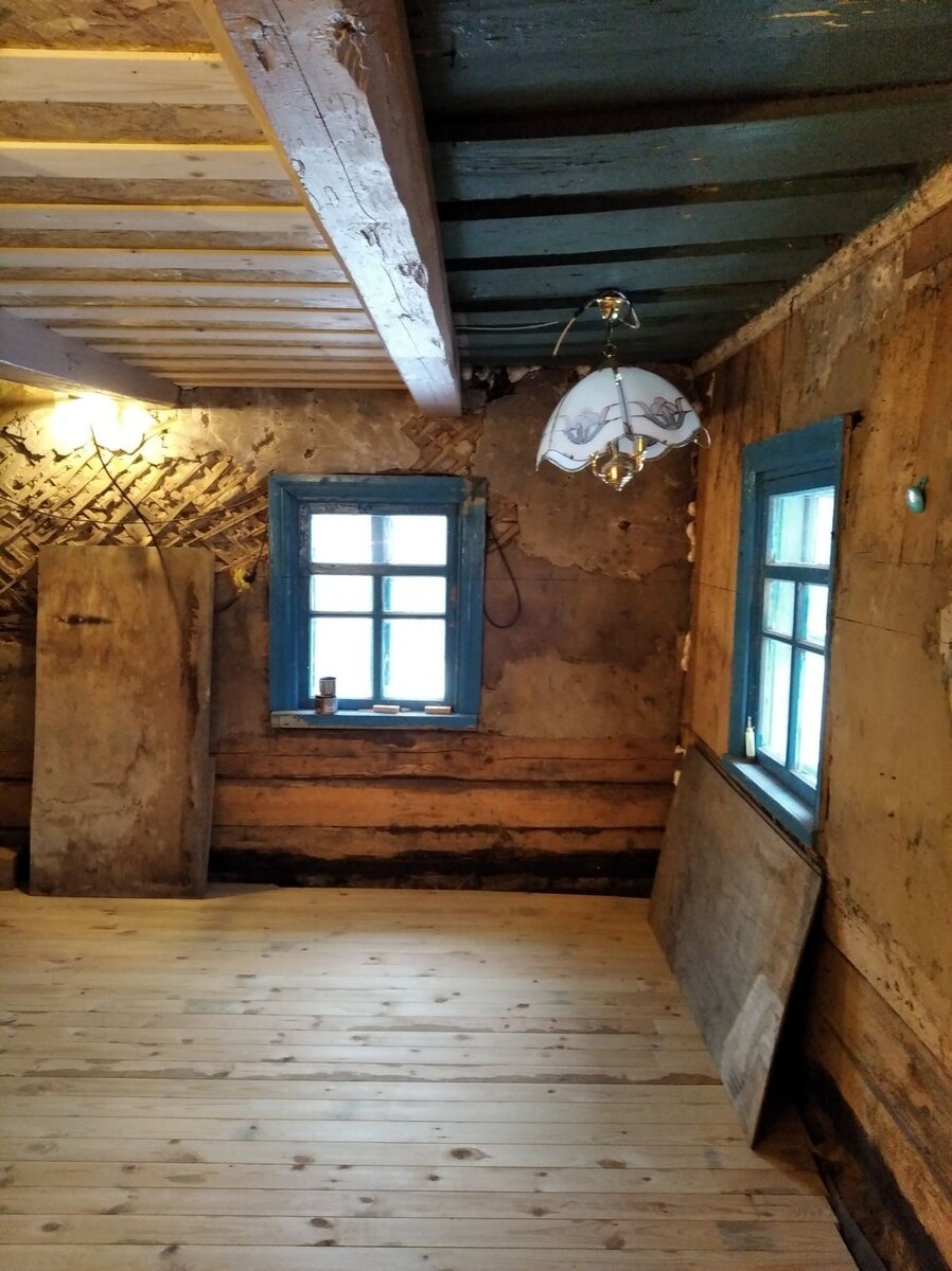 Ободраны стены, шершав потолок. А стен обрешётка замазку зовёт. Нет! Всё не погибло и дома душа в меня внутрь проникла, по полу шурша. А пол был настелен на новые лаги. Пришлось приложить мне немало отваги. Ведь старый был ветхий. Скрипел старичок. А новый, есть новый. Помеха ль сучок?