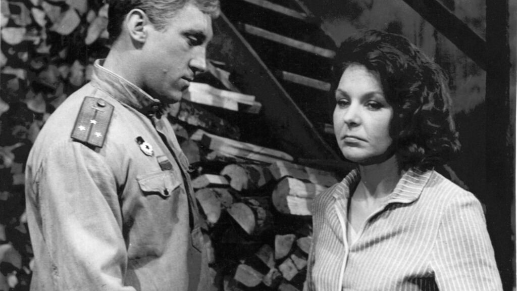 Владимир Высоцкий и Нина Ургант в фильме "Я родом из детства", 1966