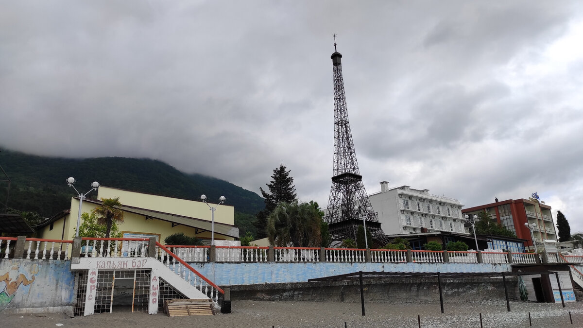Эйфелева башня в городе есть, а воды нет. Гагра, Абхазия. Фото: Кирилл Полиенко/Polienko: путешествуем вдвоём