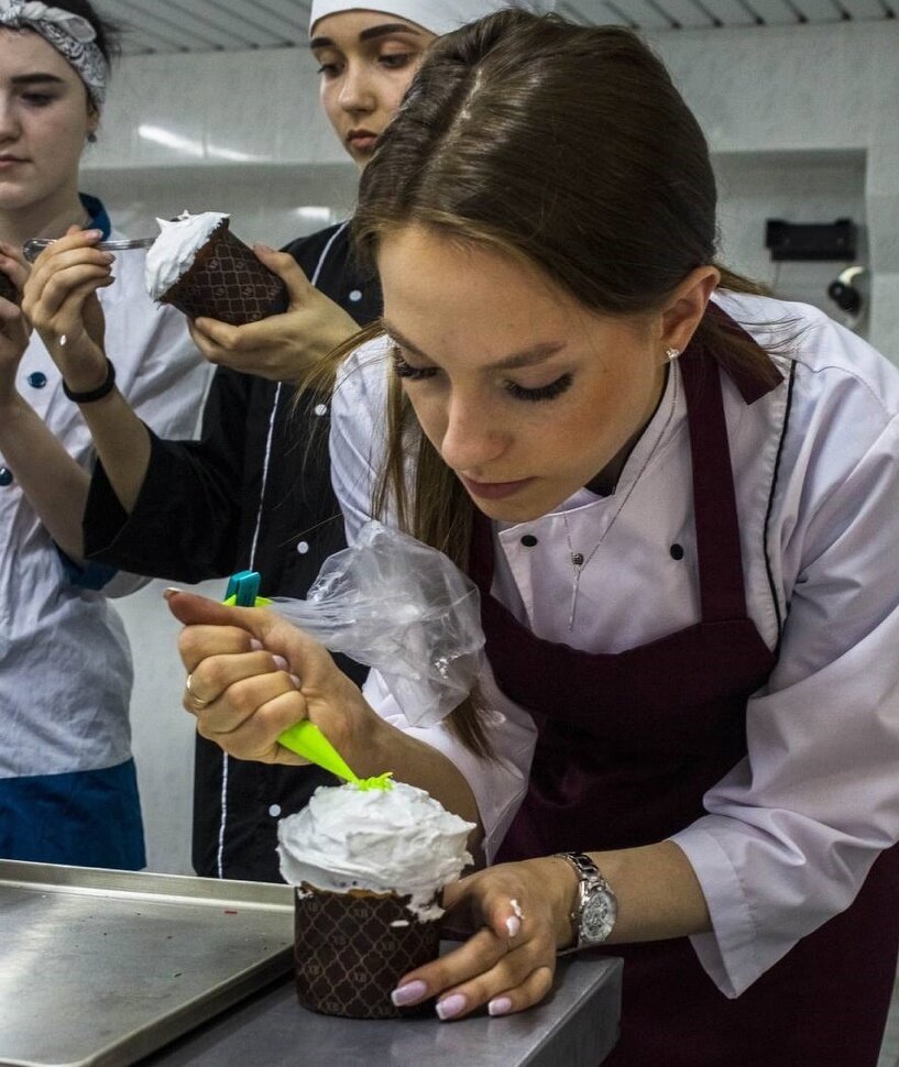 Своими руками: простой рецепт, как приготовить кулич с декором на Пасху |  Новости Om1.ru Омск | Дзен