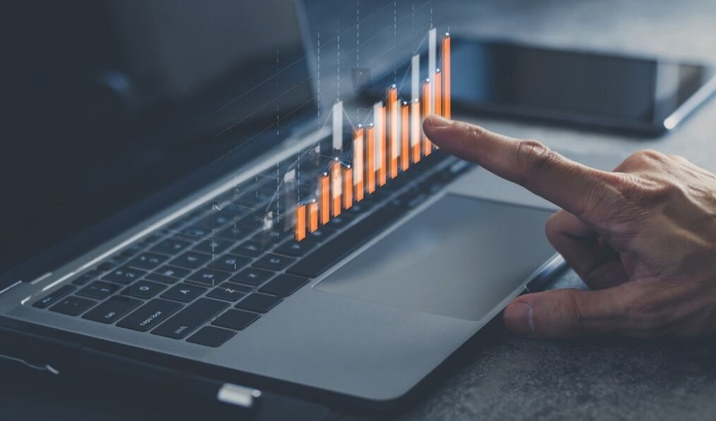 Источник фото: https://www.shutterstock.com/image-photo/laptop-computer-chart-investment-business-financial-1978695896