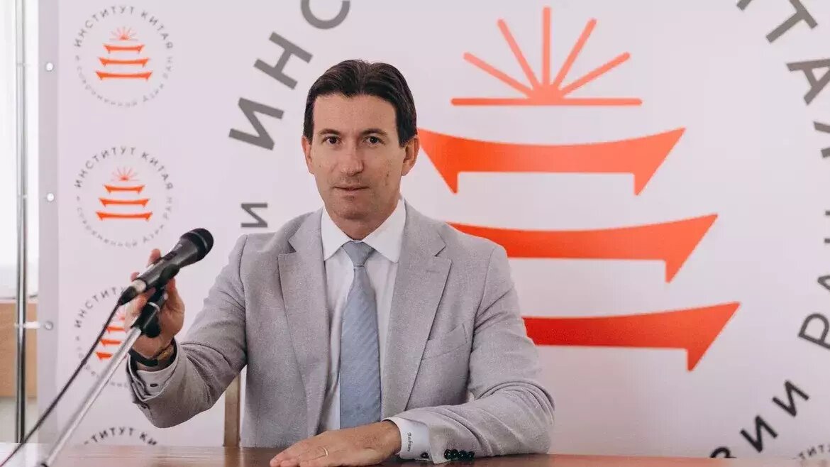     Кремль официально подтвердил: Си Цзиньпин встретится с Путиным 20 марта. Летит ли товарищ Си, чтобы показать российско-китайский «кулак» Западу? Спешит остановить украинский конфликт? Или у него свои планы на РФ, потому что не зря Владивосток на картах КНР уже переименован в в Хайшэньвай.