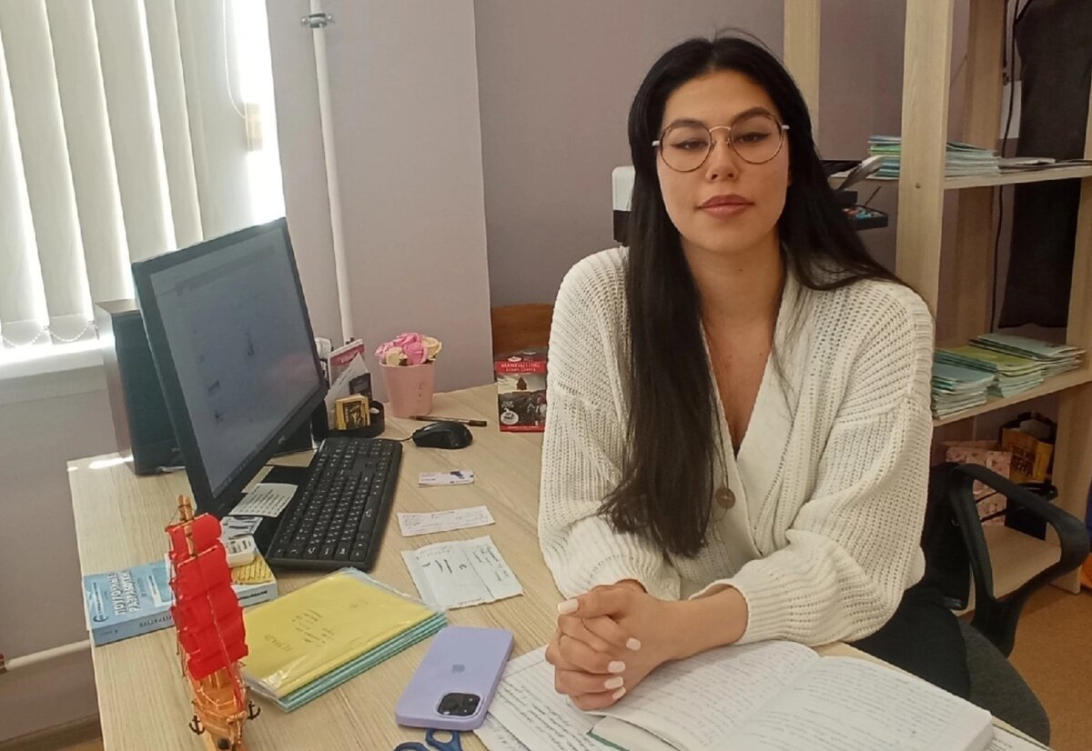 Юлия Михайловна - учитель русского языка и литературы школы 100 Калининского района Санкт-Петербурга. 