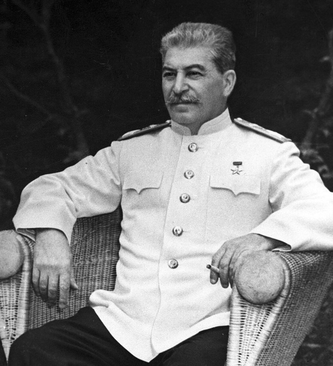 сталин сидит на стуле