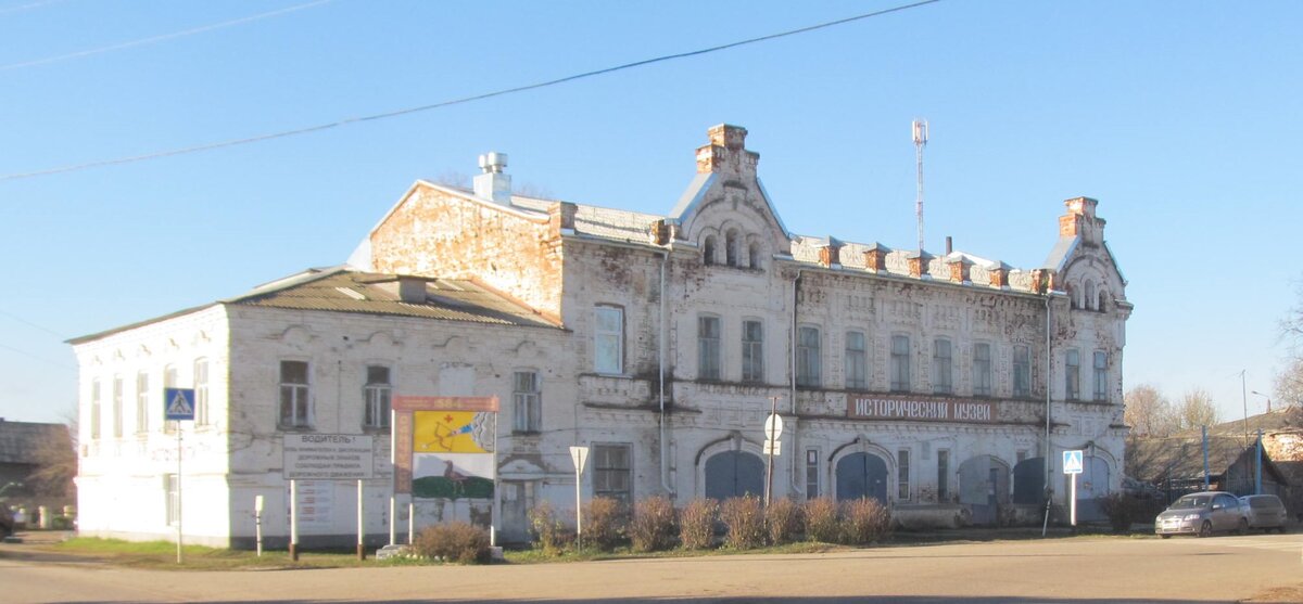 Здание бывшей женской гимназии в когда-то городе Царевосанчурск. Ныне здание Исторического музея.