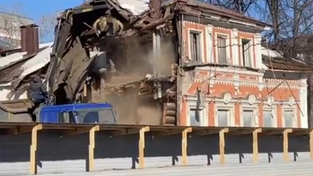     Снос дома по адресу улица Ильинская №55 начался 19 марта в Нижнем Новгороде. Об этом сообщают очевидцы в соцсетях.
